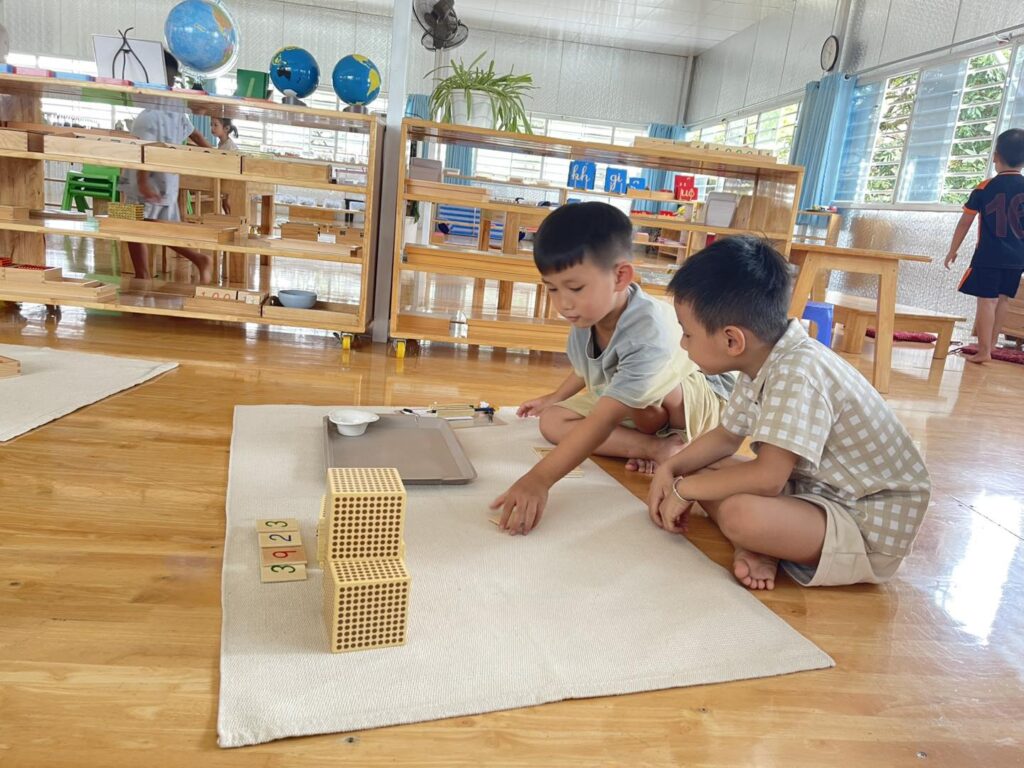Là Lá La Montessori